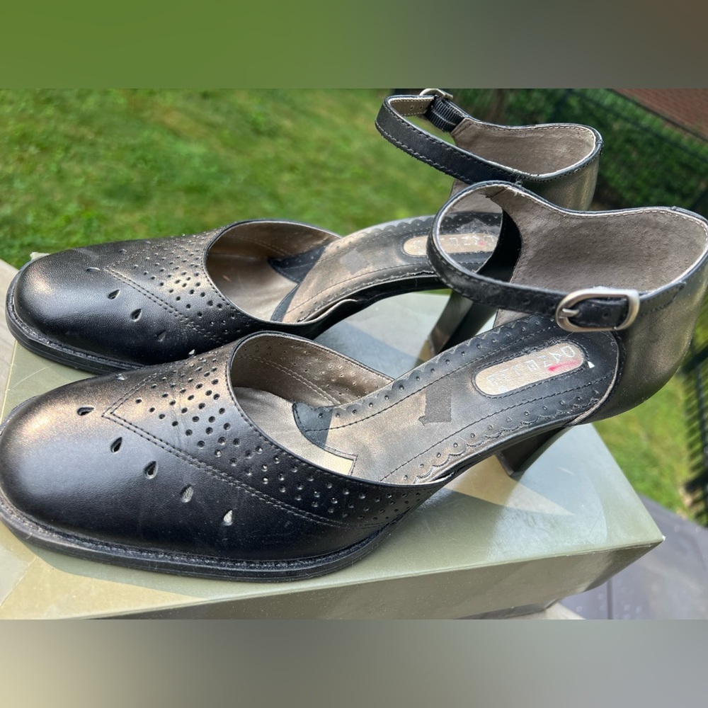 EUC Danelle Black Leather Heels